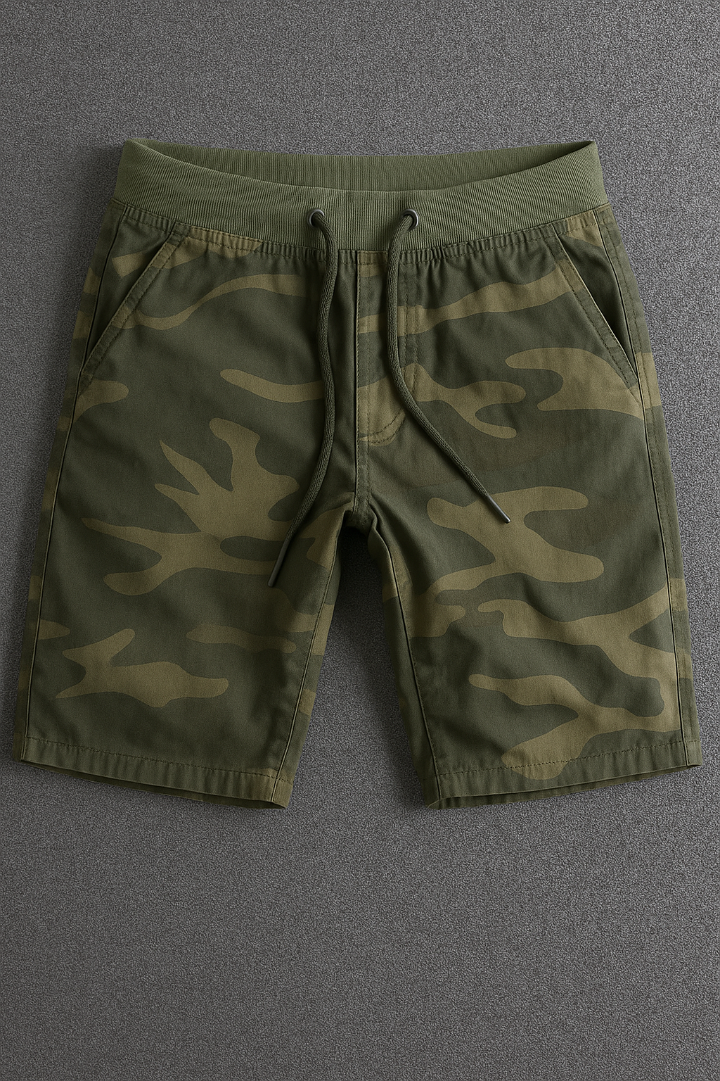 Men's Camo Relaxed Fit Drawstring Patch Pocket Shorts in Green Camou
